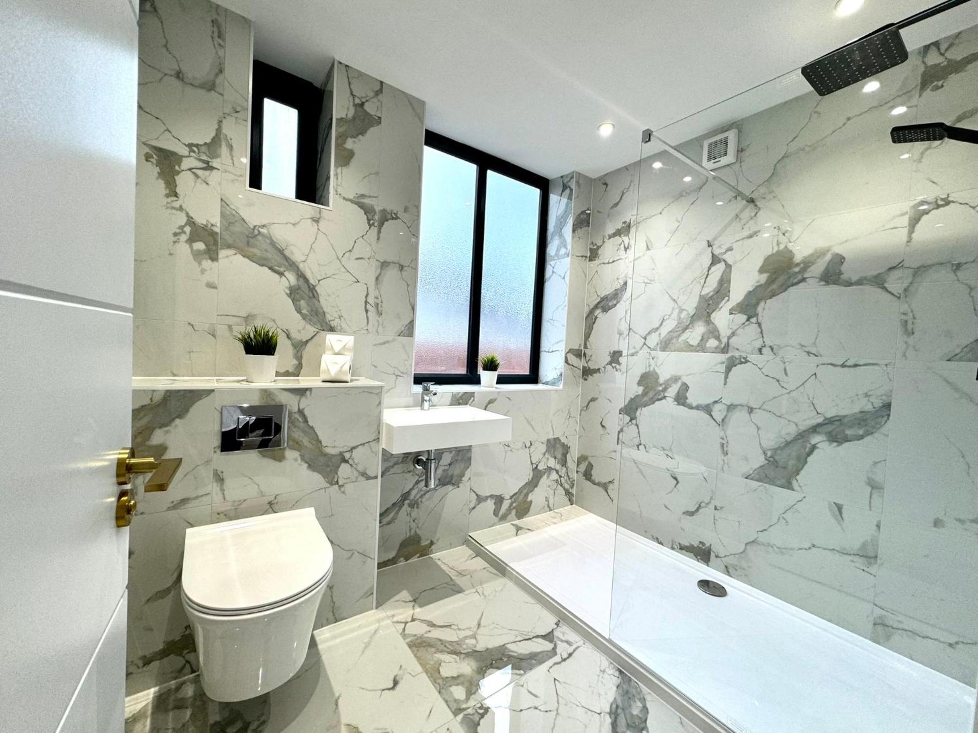 Amazing Large 3 Bedroom Apartment - Sleeps 8! Борнмут Экстерьер фото